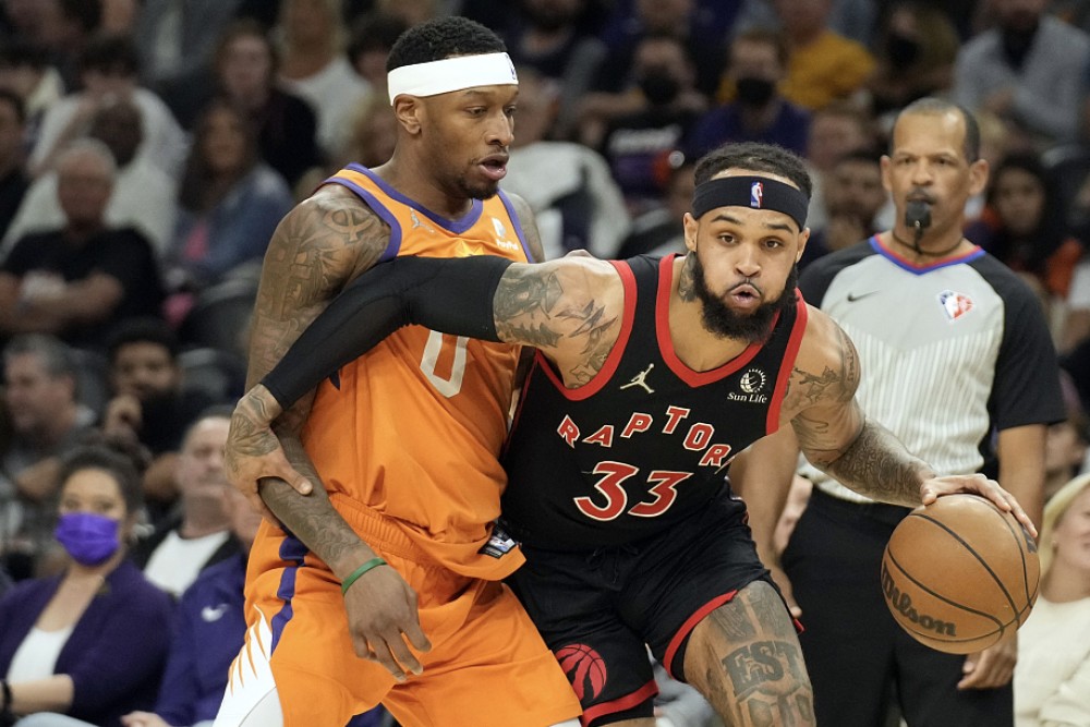 猛龙碾压青岛队，布克统治全场的简单介绍