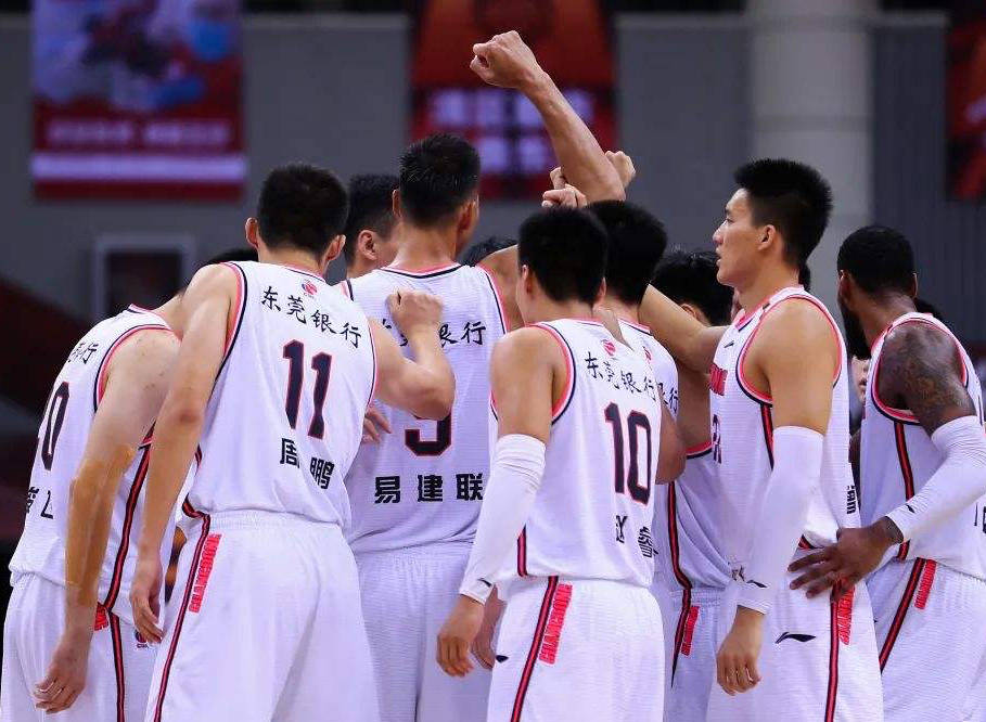 火箭险胜北京队，王哲林统治全场